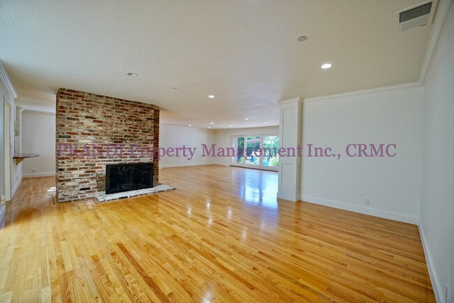 Building Photo - Country Club Home on Corner Lot, All One L...