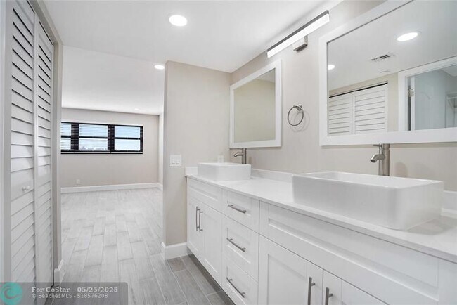 Building Photo - 3200 Port Royale Dr N