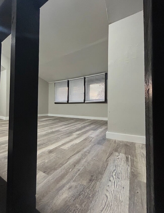 Building Photo - Beautifully renovated 4 bedroom house!