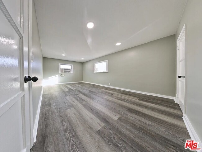 Building Photo - 582 Venice Blvd.