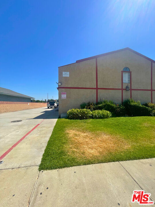Building Photo - 3160 Vineland Ave