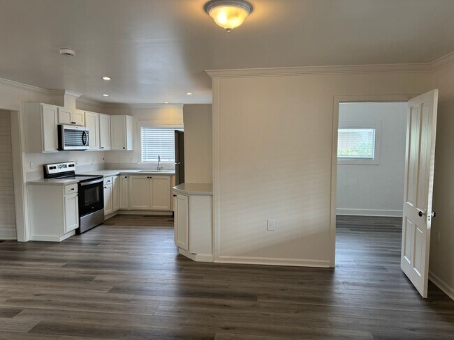 Building Photo - Updated 3 bedroom 2 bathroom duplex in his...