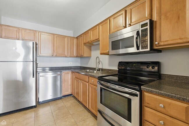 Building Photo - 1660 N La Salle Dr