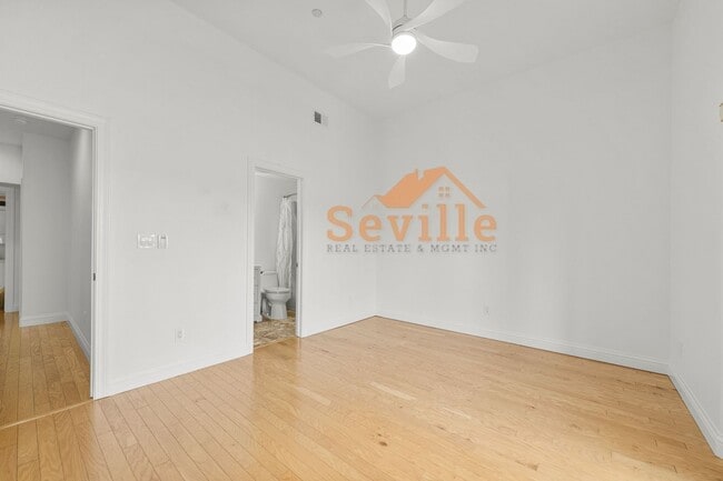 Building Photo - Renovated 2BD/2BA Condo Near Lake Merritt — Private Balcony & In-Unit Laundry