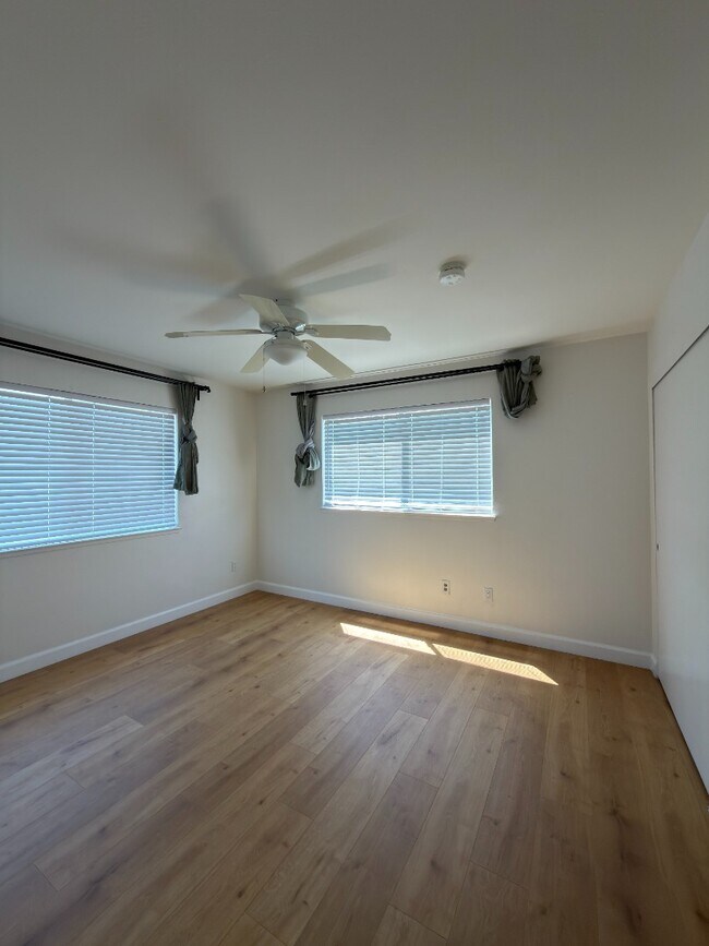 Building Photo - Prime Santa Clara Location | Bright 3BR/2.5BA End-Unit | 2 Primary Suites | Central Heat & AC