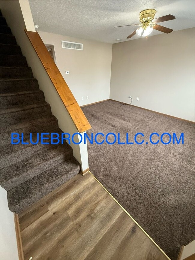 Building Photo - Lovely 2 bedroom townhome in Peculiar