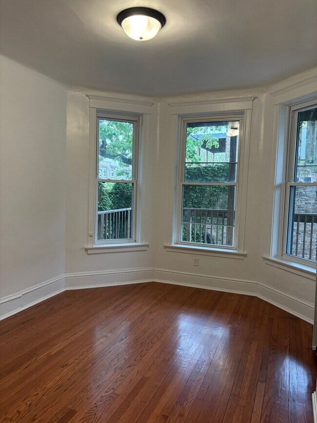 Building Photo - 5704 S Kenwood Ave