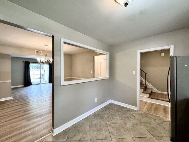 Building Photo - Great Neck Townhome Available NOW! Neutral...