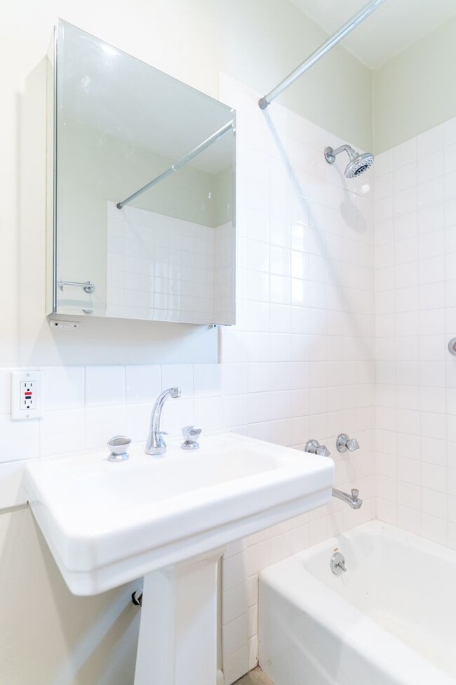 Building Photo - Beautiful 3b2b Home with Private Fenced Ya...