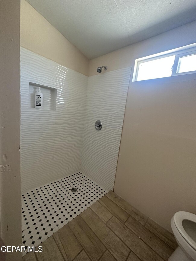 Building Photo - 4640 La Luz Ave