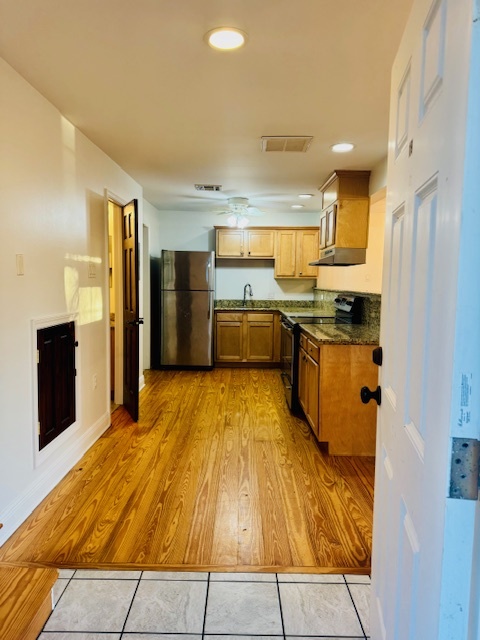 Kitchen - Washer/dryer closet - 590 Royal Oak Dr