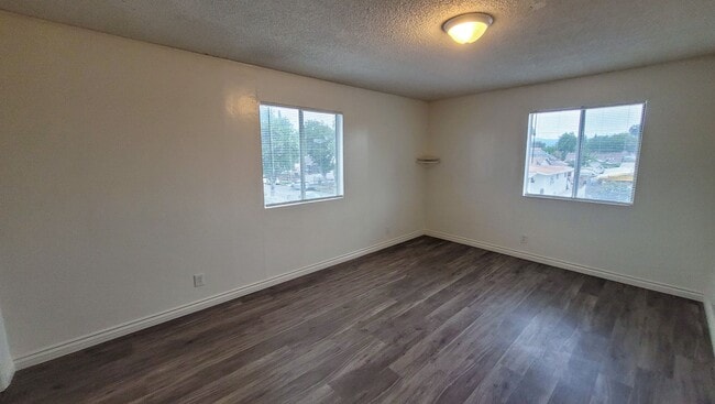 Building Photo - 6 Bedroom 3 Bath Two Story House with REMODELED Kitchen and Bathrooms Available Now!