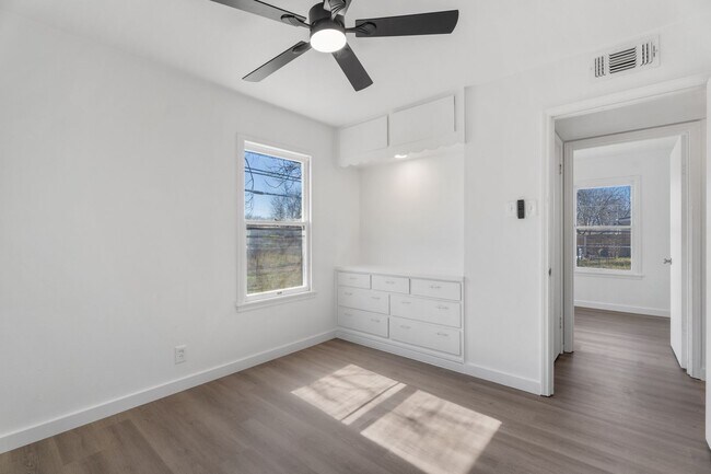 Building Photo - Fairlawn 3 bedroom, 1 bath ready for move-in