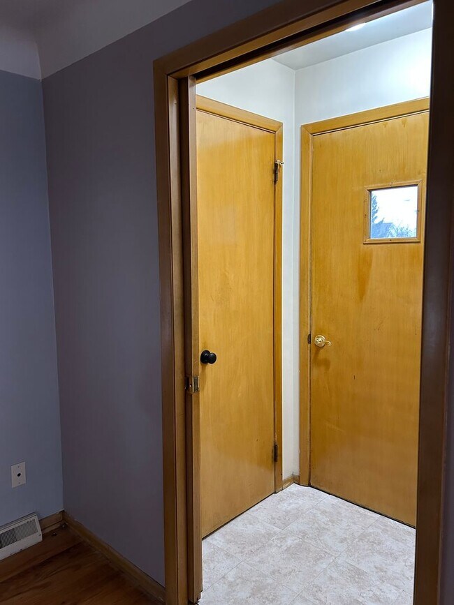 Building Photo - Brick Ranch for Rent in Mayfield HTS walking distance to Golden Gate Plaza