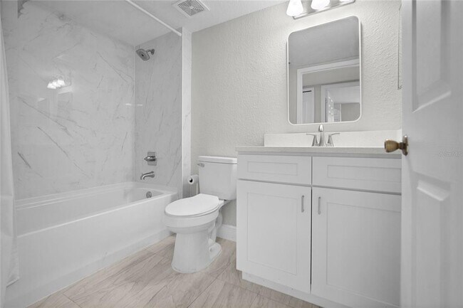Building Photo - 13929 Fairway Island Dr
