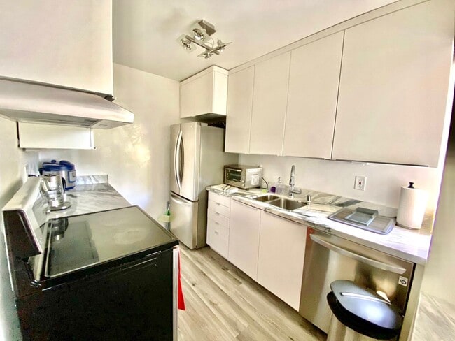 Building Photo - 5625 N Sumner Wy