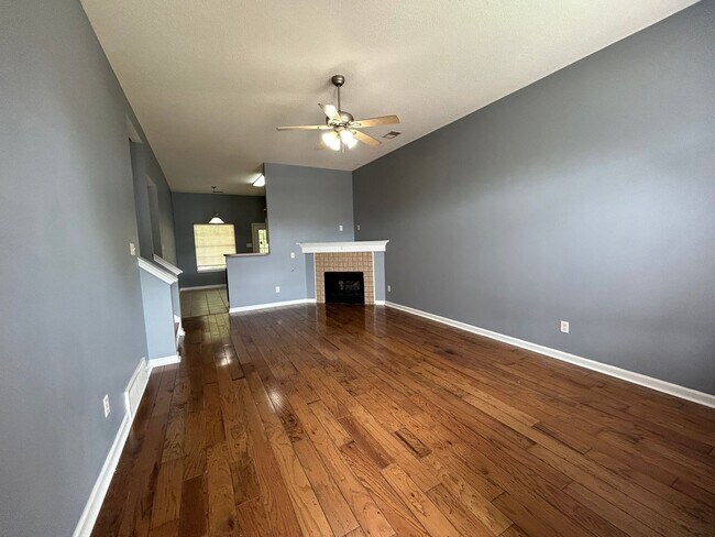 Building Photo - 3BR/2.5BA  near Shelby Farms.  No CARPET! Small pets allowed.