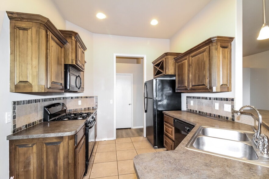 Building Photo - 2004 NE 32nd St