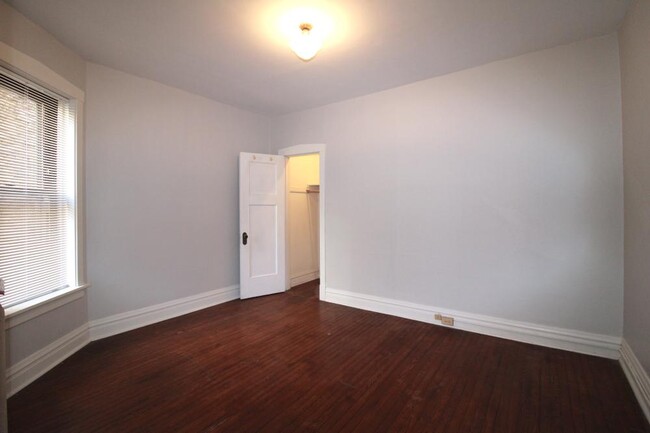 Building Photo - 3 bedroom in Chicago IL 60626