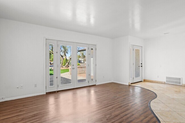 Building Photo - Prime ASU Location 5BR Home with Pool & Garage