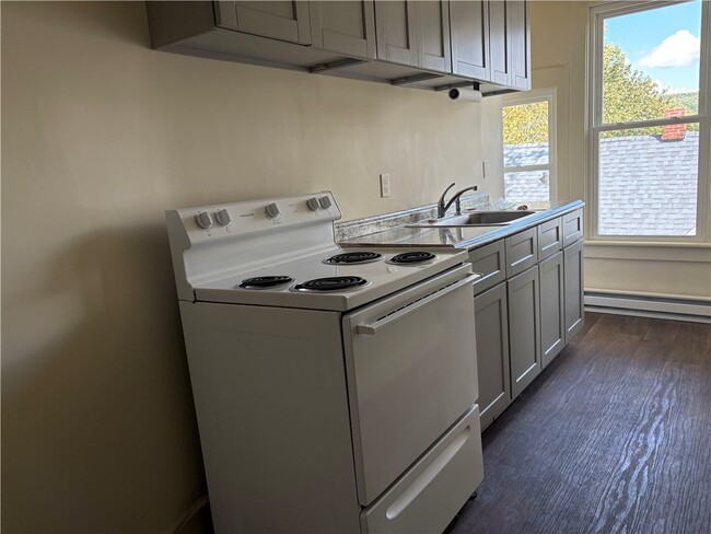 Building Photo - 43 Spruce St