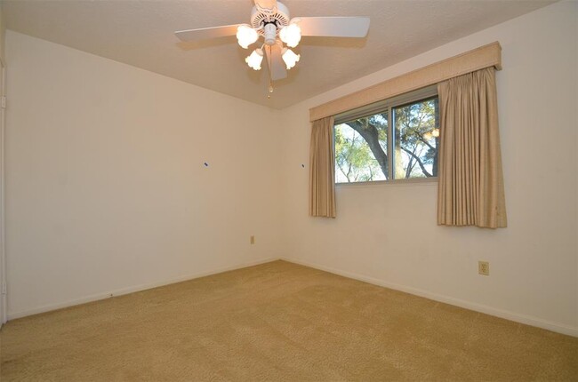 Building Photo - 13722 Lynnwood Ln