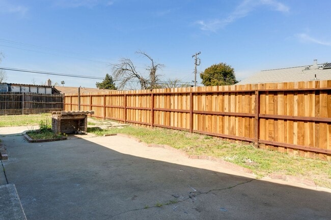 Building Photo - 7726 Laurie Way