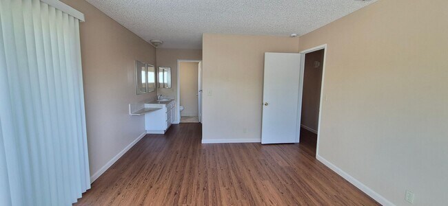 Building Photo - 1121 Swallow Ln