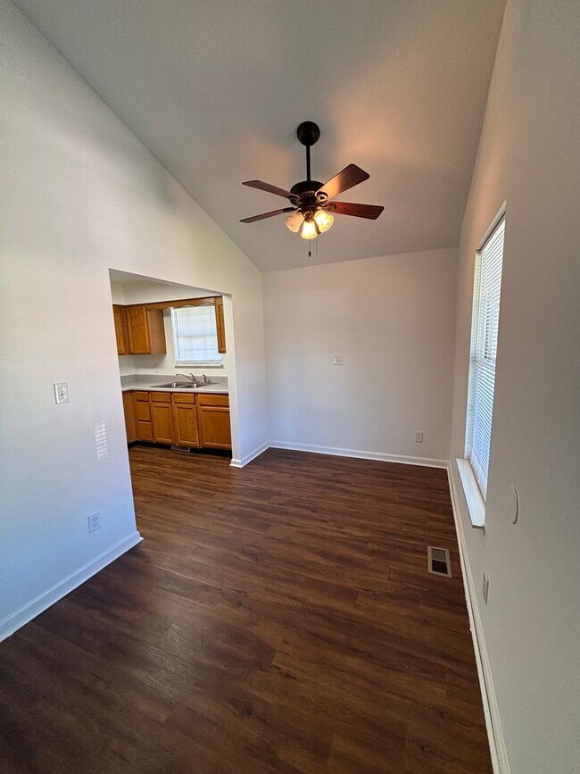 Building Photo - Freshly Renovated Cottage!
