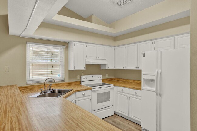 Building Photo - "Charming 3-Bed Oasis with 2 Baths and Spacious 1,310 Sq. Ft. in Orlando!"