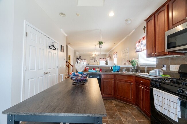 Building Photo - Beautiful townhome in Whitsett NC
