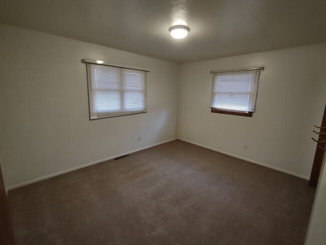 Building Photo - ALL PROSPECTIVE TENANTS MUST SUBMIT A $58 ...