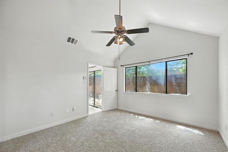 Building Photo - 4901 Tree Top Ln