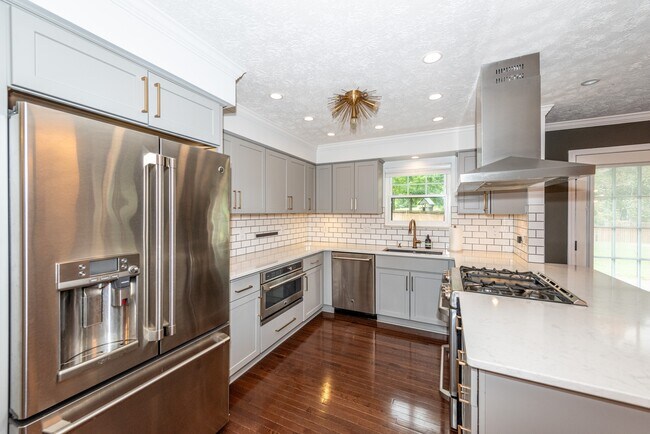Building Photo - 5936 Clearbrook Dr