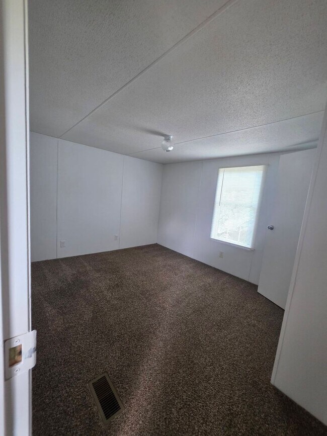Building Photo - Ready to Move in