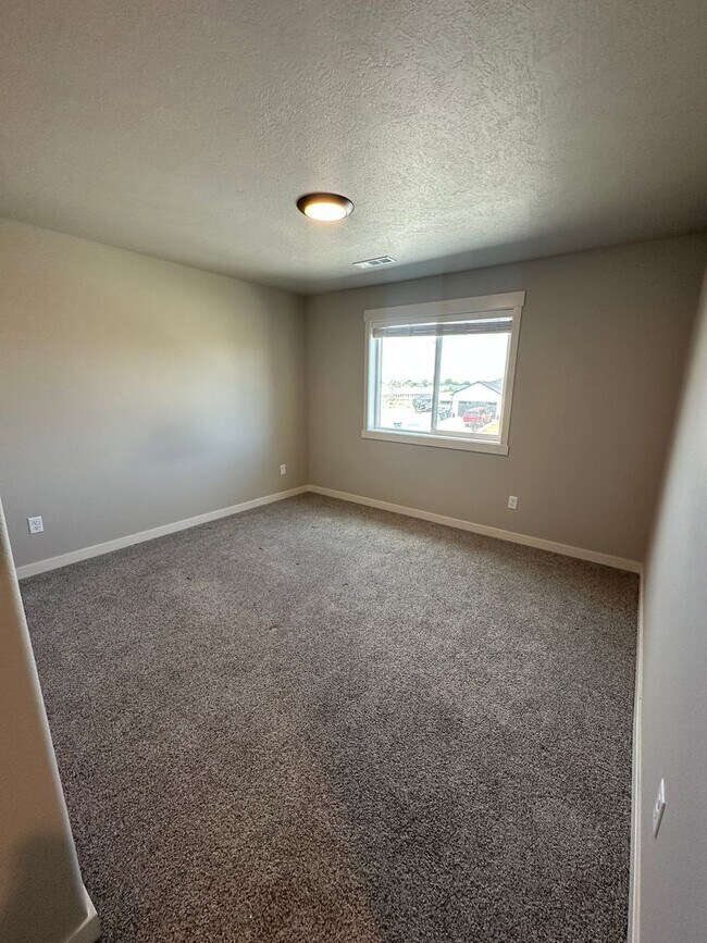 Building Photo - 1417 W Lakeside Dr