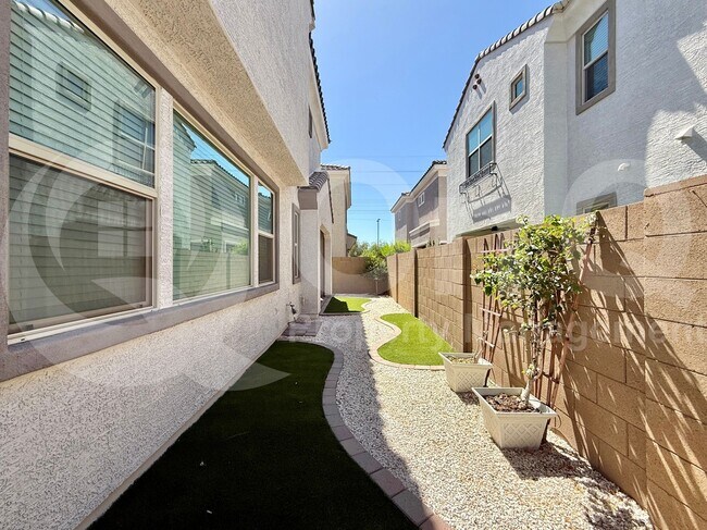 Building Photo - 678 N Bay Dr