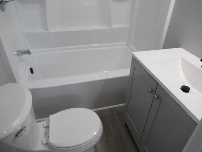 Building Photo - Cute, remodeled 3bd 1ba house
