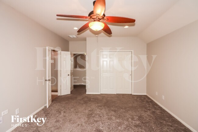 Building Photo - 5631 Cinnamon Lake Dr