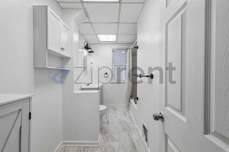 Building Photo - 62 Rowe Ave