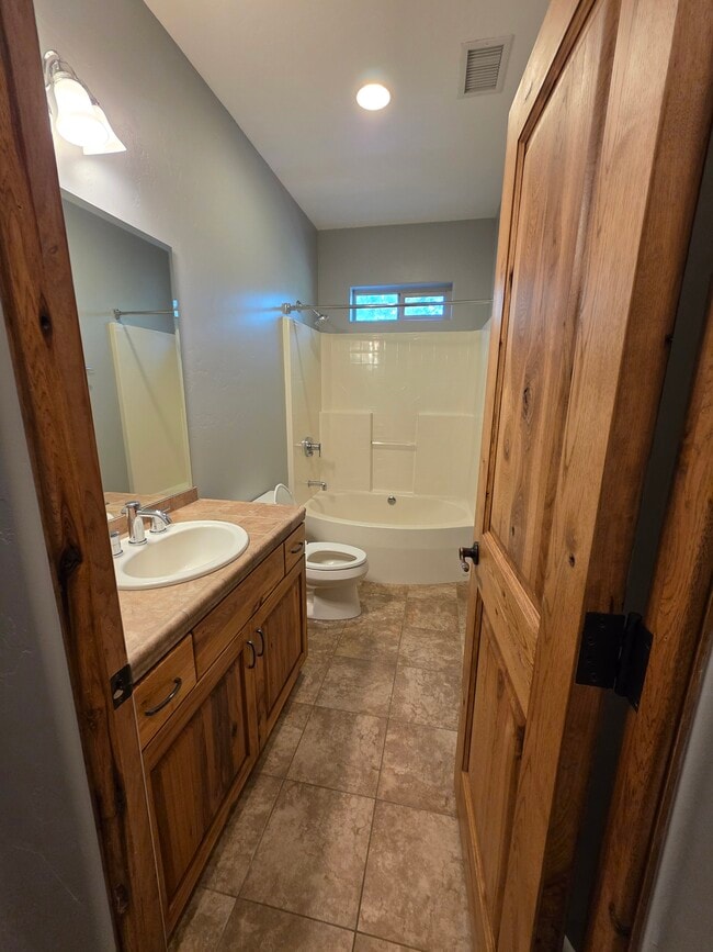Building Photo - 3209 Silver Fox Dr