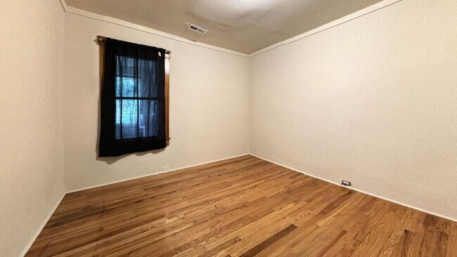 Building Photo - 3 bedroom / 1 bath ~ Renovated Home