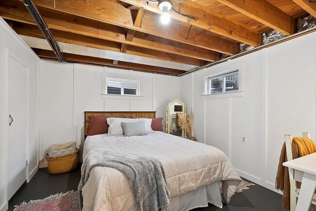 Building Photo - SPACIOUS 3BD/1BA SOUTH HILL HOME | ATTACHED GARAGE | FENCED YARD | W/D HOOKUPS | AVAIL JULY 1
