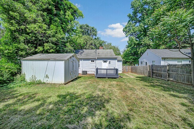 Building Photo - Lovely 2 Bed 1 Bath Bungalow Home in Charl...