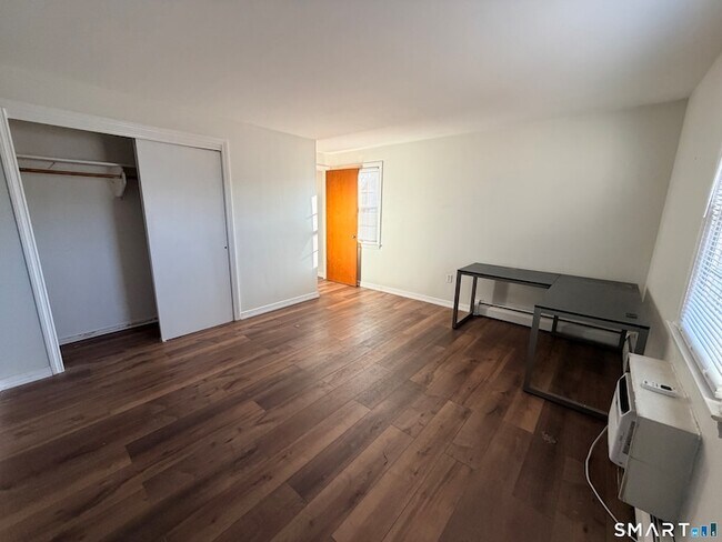 Building Photo - 5 Grandview Dr