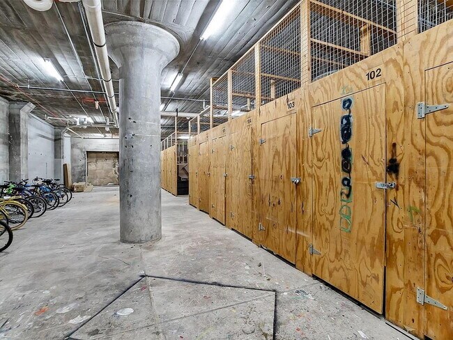 Building Photo - "Chic Urban Living: Spacious 2-Bedroom Ret...