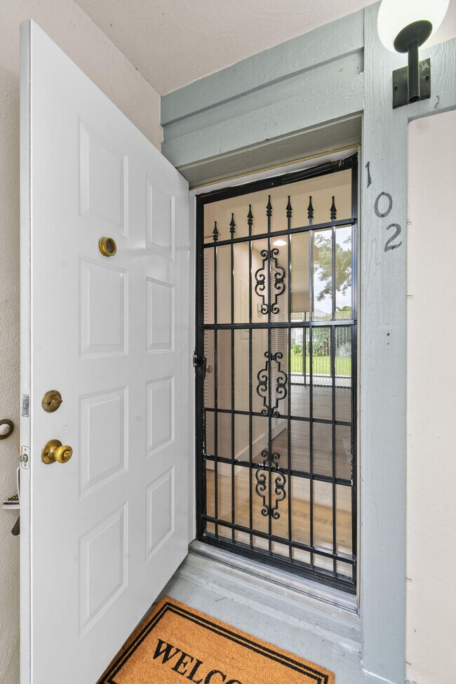 Building Photo - 2233 NW 22nd Ave