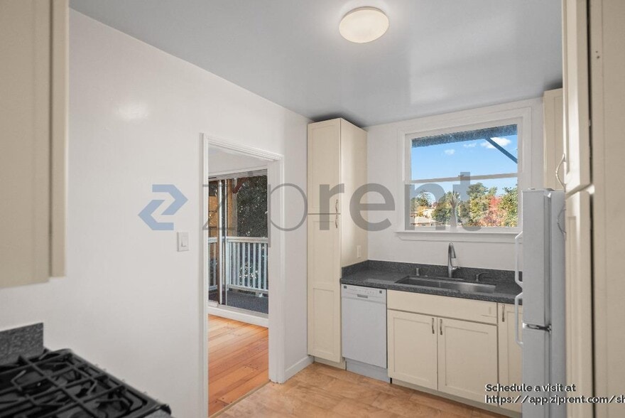 Building Photo - 2429 Ivy Dr