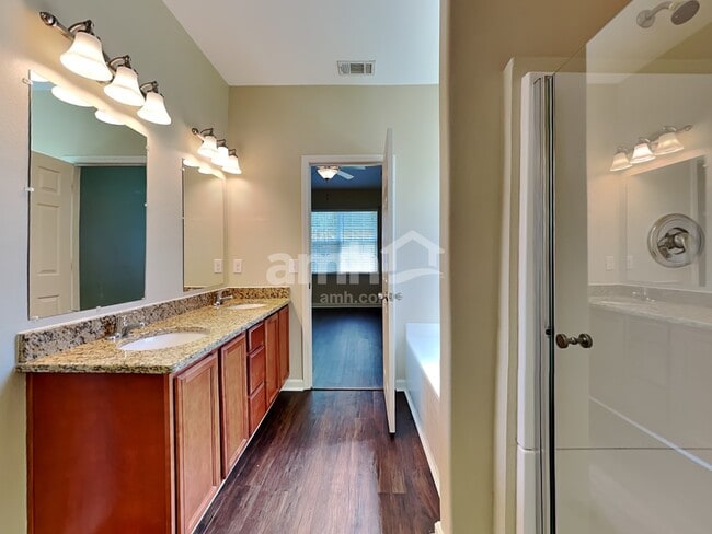 Building Photo - 830 Hyacinth Circle