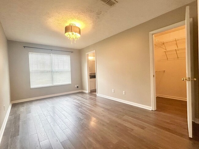 Building Photo - 209 Shadow Glen Dr